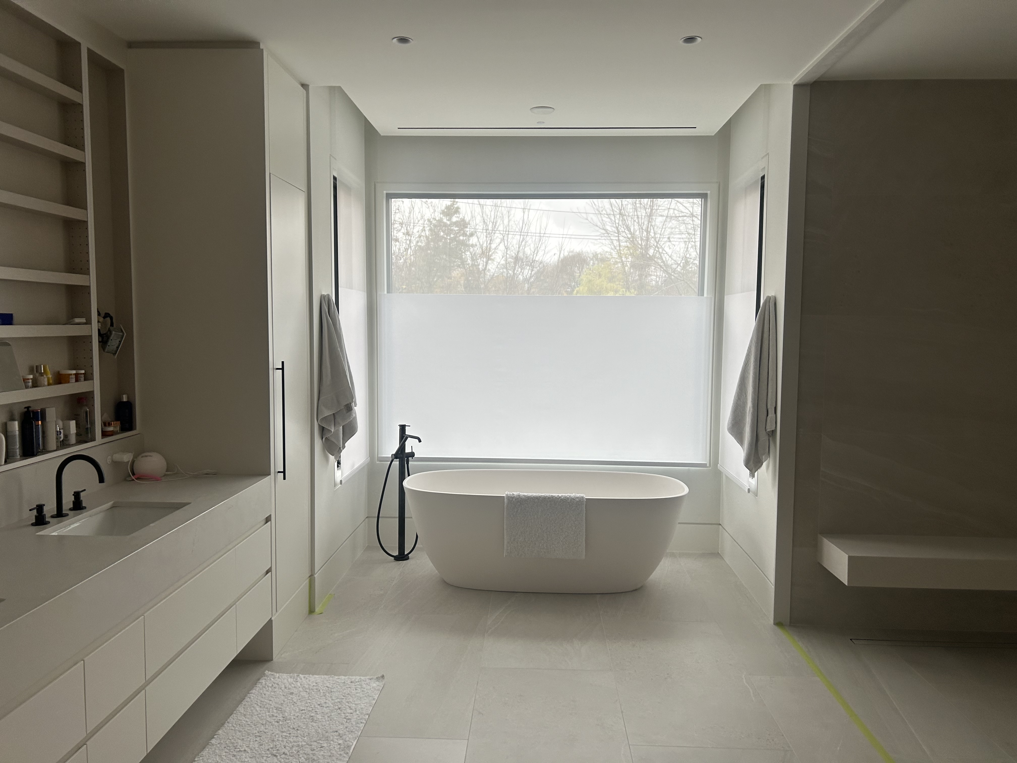 Modern spa bathroom with TOPEN privacy shade