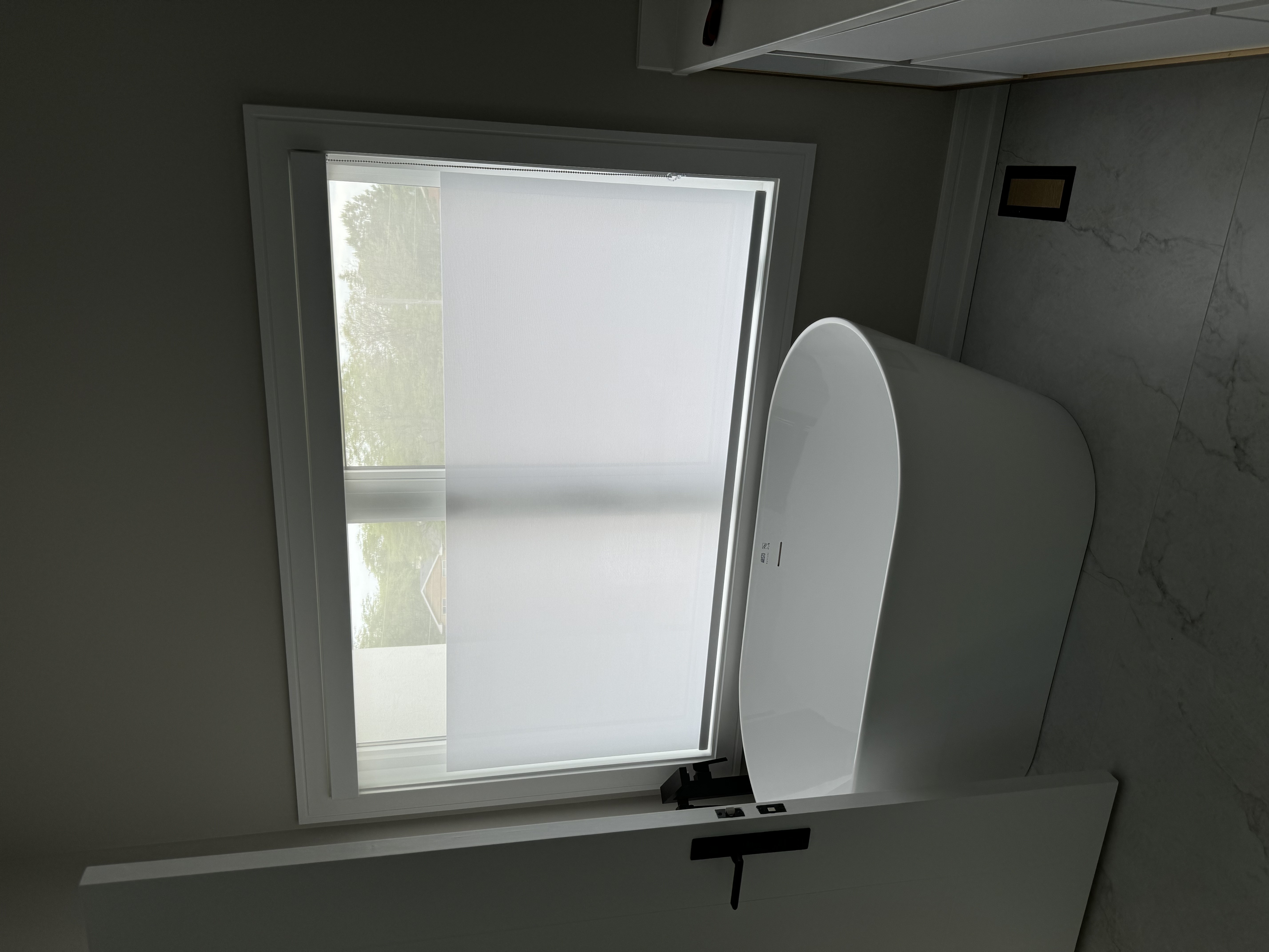 TOPEN shade in modern bathroom